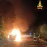 L'auto completamente avvolta dalle fiamme