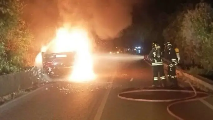 L'auto completamente avvolta dalle fiamme