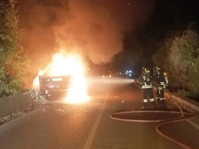 L'auto completamente avvolta dalle fiamme
