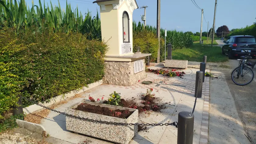 Il capitello di Falzè di Trevignano dopo il passaggio dei vandali