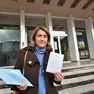 La sindaca Mirella Balliana fuori dalla Posta