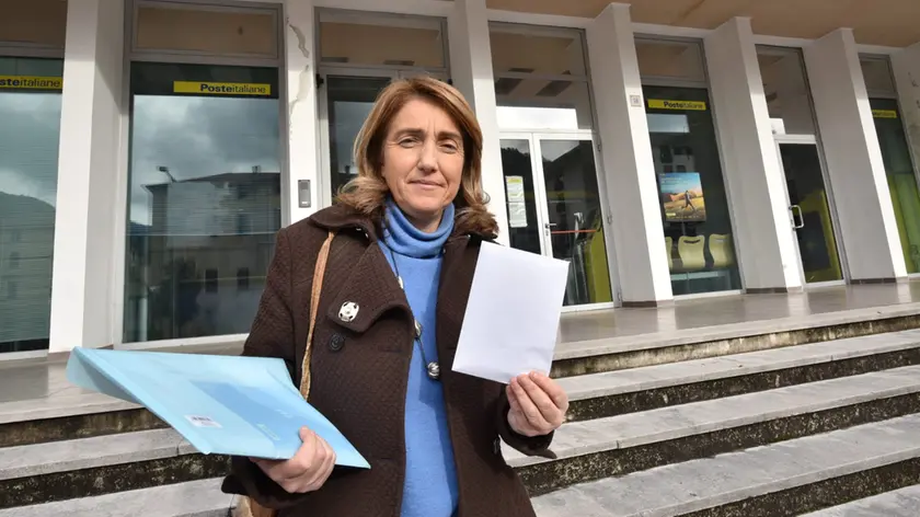 La sindaca Mirella Balliana fuori dalla Posta