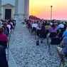 Il sagrato gremito dal pubblico per l’evento musicale del solstizio