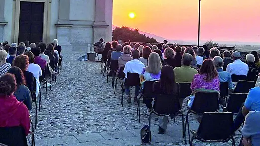 Il sagrato gremito dal pubblico per l’evento musicale del solstizio