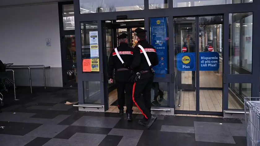 Carabinieri al supermercato per gli accertamenti sui furti