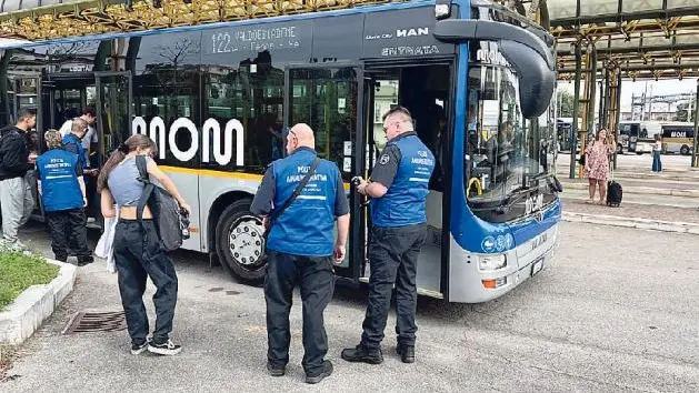 L'uomo si è accanito contro un bus della Mom