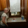 Mara Vendrame mostra la finestra dalla quale si sono introdotti i malviventi a Bibano di Sotto