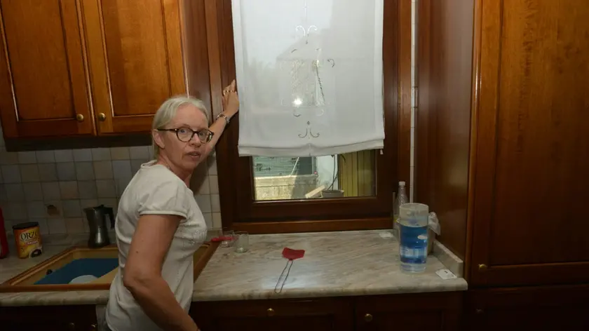 Mara Vendrame mostra la finestra dalla quale si sono introdotti i malviventi a Bibano di Sotto