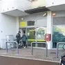 I carabinieri davanti alla sede delle Poste il giorno della tentata truffa