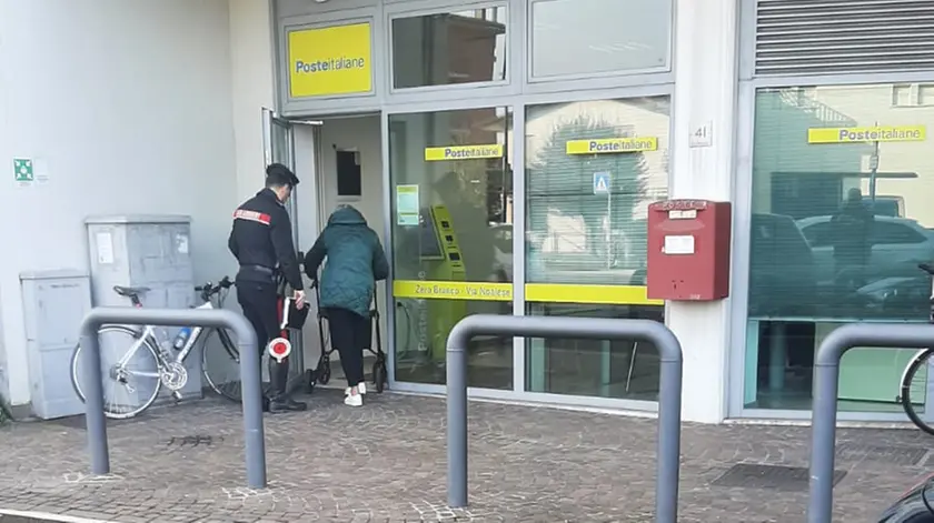 I carabinieri davanti alla sede delle Poste il giorno della tentata truffa