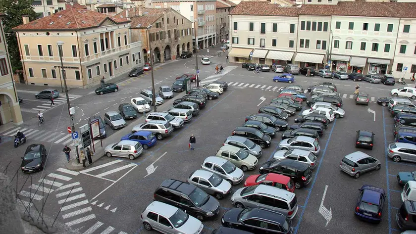 La vista del parcheggio di piazza Vittoria dal Riccati