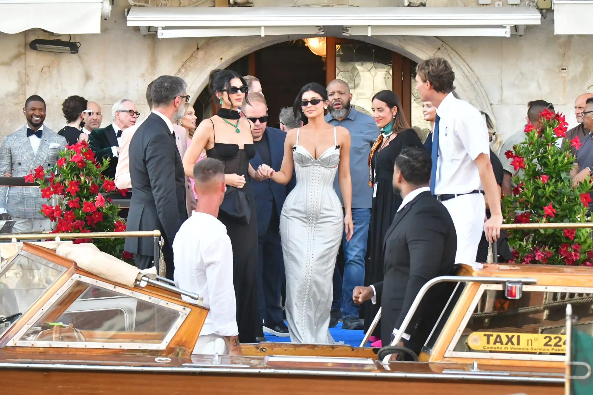 Kendall in lungo nero, Kylie in bianco (foto interpress)