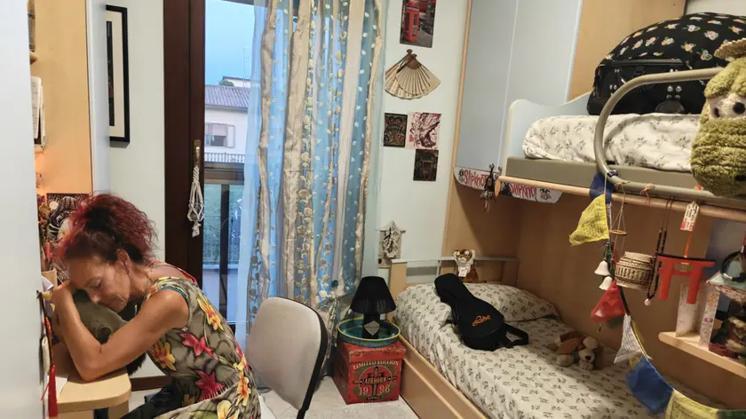 La mamma di Alex Marangon nella camera del ragazzo, morto un anno fa a Vidor