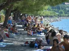 I triestini si sono riversati sul lungomare di Barcola nella calda domenica del 29 giugno. Foto Bruni