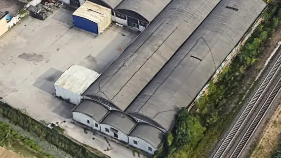 Il magazzino nelle adiacenze della ferrovia