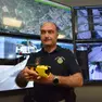 Il comandante Claudio Mallamace con uno dei nuovi taser