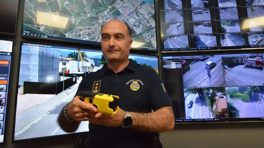 Il comandante Claudio Mallamace con uno dei nuovi taser