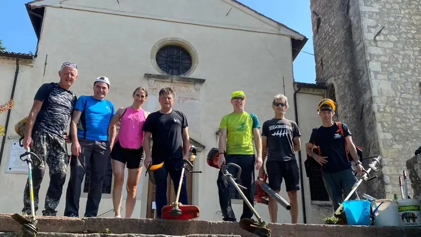 Foto di gruppo per Posocco e volontari al termine della pulizia del sentiero che sale a Sant'Augusta