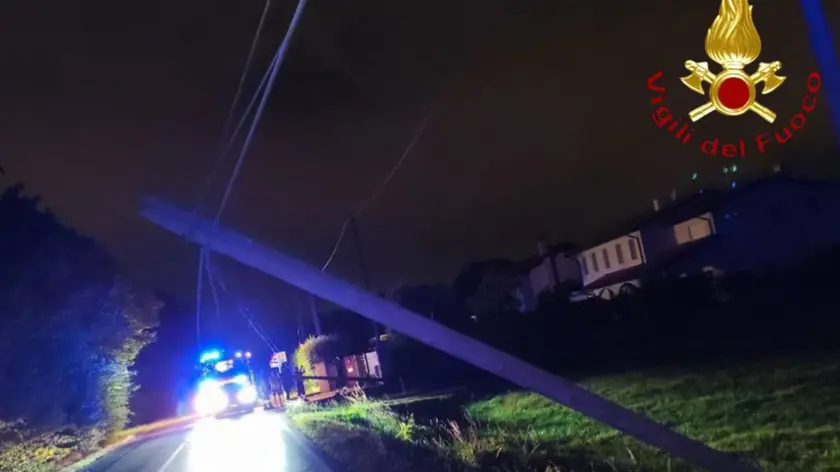 Maltempo in provincia di Treviso, un palo del telefono abbattuto dal vento