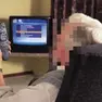 Un anziano davanti alla televisione