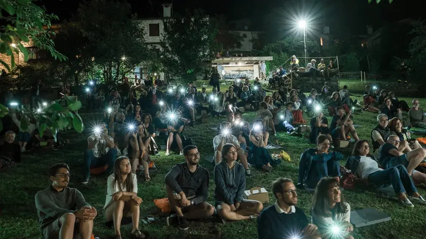 Una suggestiva immagine notturna del Festival
