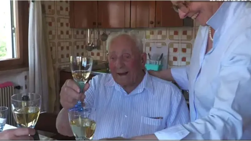 Un brindisi per i 108 anni di Angelo Peressini