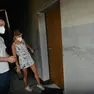 Alcuni inquilini che tentano il rientro in casa con la mascherina dopo l'incendio scoppiato la sera del 2 luglio
