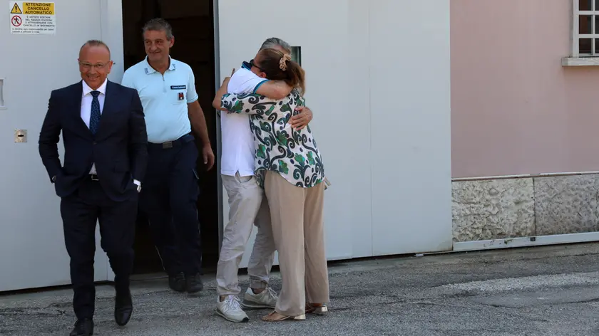 Il momento in cui Franco Battaggia esce dal carcere di Santa Bona ed abbraccia l’ex moglie