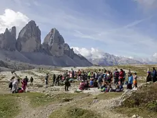 Una folla di turisti ai piedi delle Tre Cime