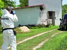 A sinistra un agente della scientifica dei carabinieri foto ambrosio/petrussi