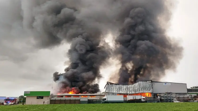 L'incendio alla VintageWood di Cordignano (foto Macca)