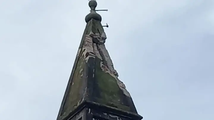 I danni provocati da un fulmine al campanile della chiesa della Caminada a San Polo di Piave