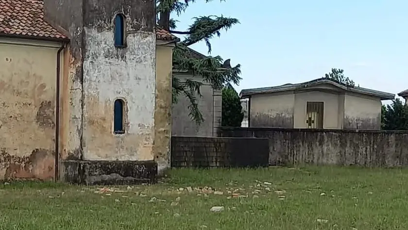 I detriti del campanile caduti a terra