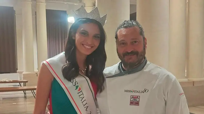 Lo chef Carlo Padoin con Miss Italia 2023 durante un evento