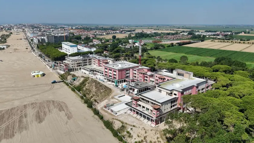 I lavori per il nuovo hotel di lusso che aprirà a Caorle a maggio 2026