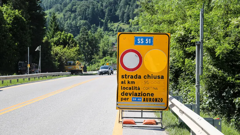 Il cartello che segnala la chiusura dell'Alemagna a San Vito