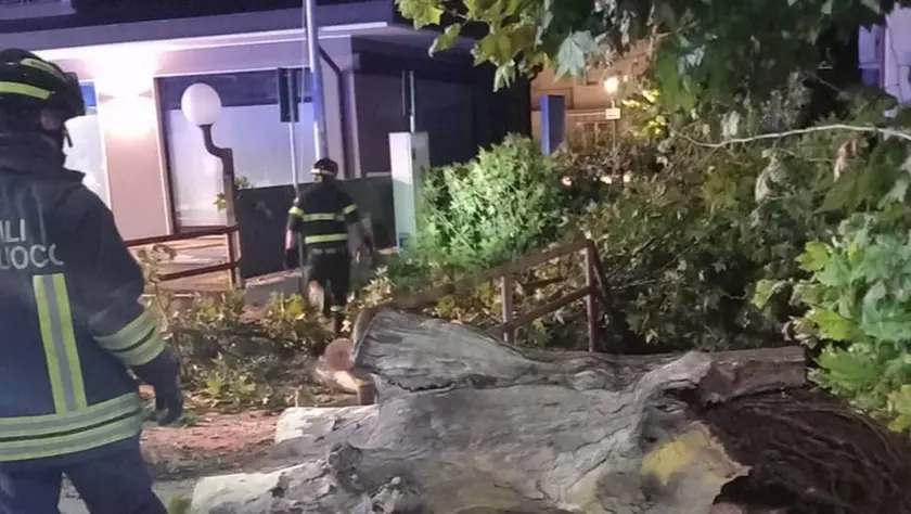 Un intervento dei vigili del fuoco nella serata di martedì 8 luglio