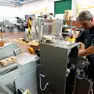 Un operaio al lavoro in fabbrica