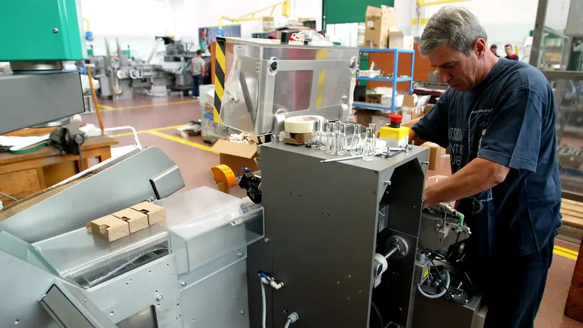 Un operaio al lavoro in fabbrica