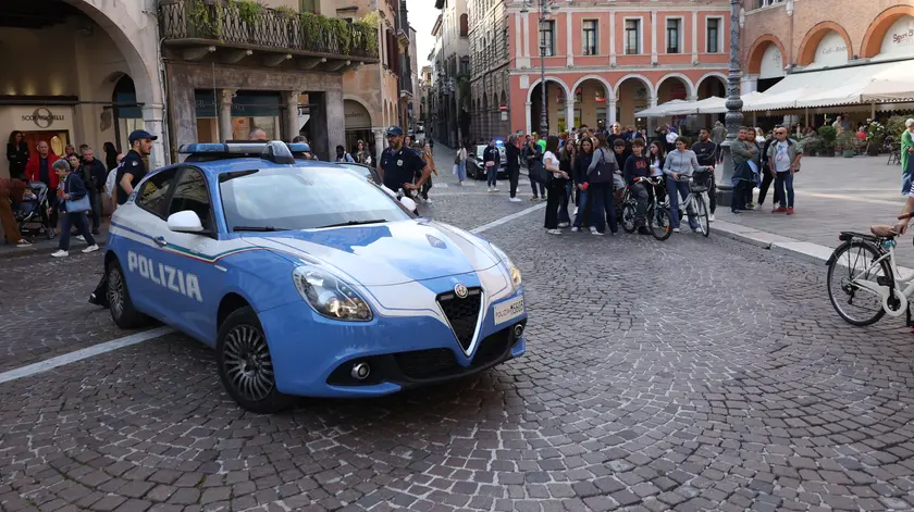 Una pattuglia della polizia in centro a Treviso
