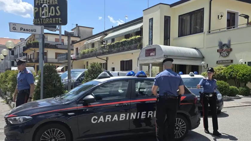 La pizzeria di Preganziol davanti alla quale i due denunciati e la vittima hanno avuto la discussione poi degenerata con minacce e infine con il furto