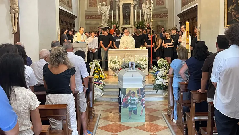 Il feretro di Andrea Falcone, per tutti Falco, in chiesa a Dosson (foto Nicola Mattiuzzo/Fotofilm)