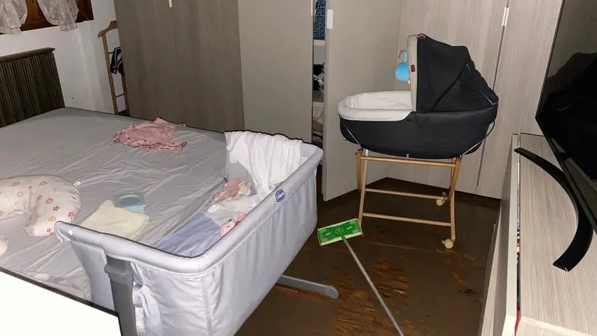 I danni lasciati nella camera da letto della famiglia alluvionata a Cappella Maggiore