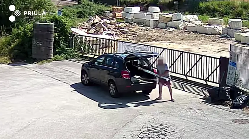 Rifiuti abbandonati presso l’EcoCentro di Cornuda: famiglia incastrata dalle telecamere