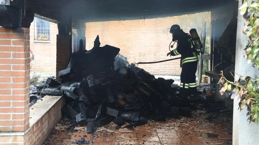 Vigili del fuoco in via Ponchielli dove è divampato l'incendio che ha divorato la tettoia di una casa