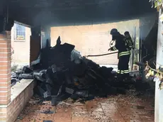 Vigili del fuoco in via Ponchielli dove è divampato l'incendio che ha divorato la tettoia di una casa