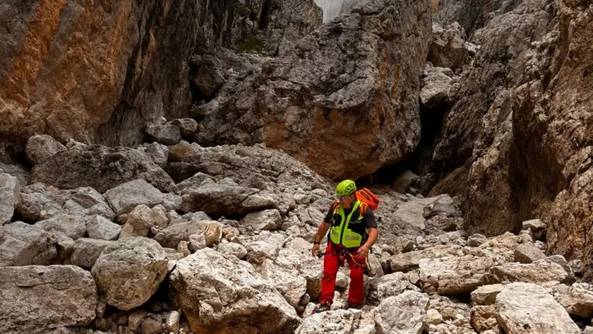 Un uomo del soccorso alpino nella zona dove è stato ritrovato il corpo senza vita dell'escursionista