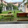 Tavoli rovesciati, vetrine imbrattate, cassonetti a terra