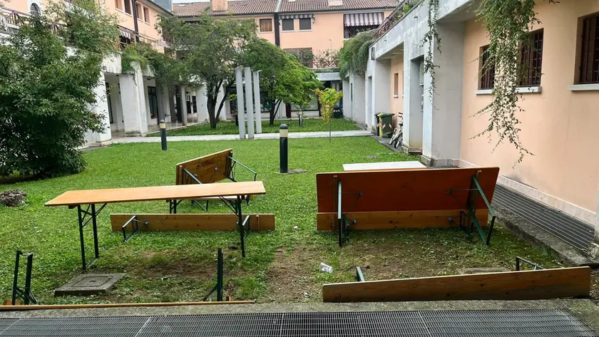 Tavoli rovesciati, vetrine imbrattate, cassonetti a terra