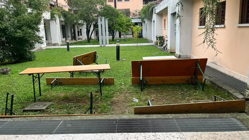 Il plateatico della pizzeria da asporto vandalizzato